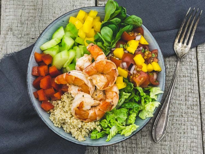 Buddha-Bowl mit Garnelen Buddha-Bowl mit Garnelen