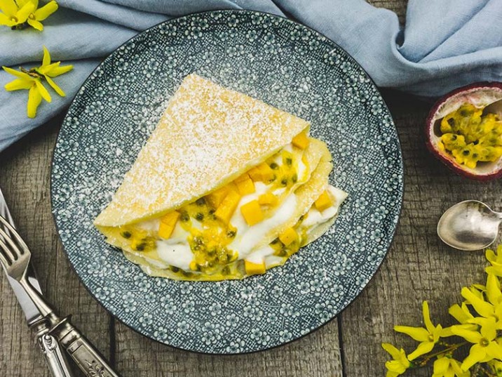 Low Carb Pfannkuchen mit Joghurt, Mango und Passionsfrucht Low Carb Pfannkuchen mit Joghurt, Mango und Passionsfrucht