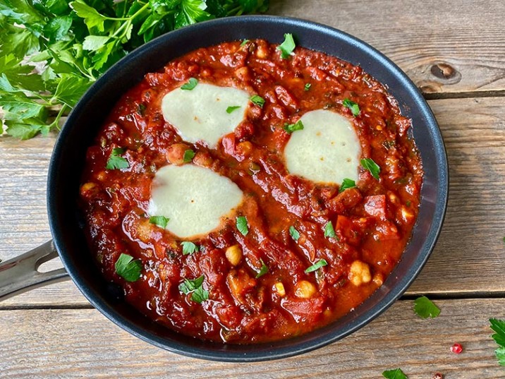 Shakshuka mit Mozzarella Shakshuka mit Mozzarella