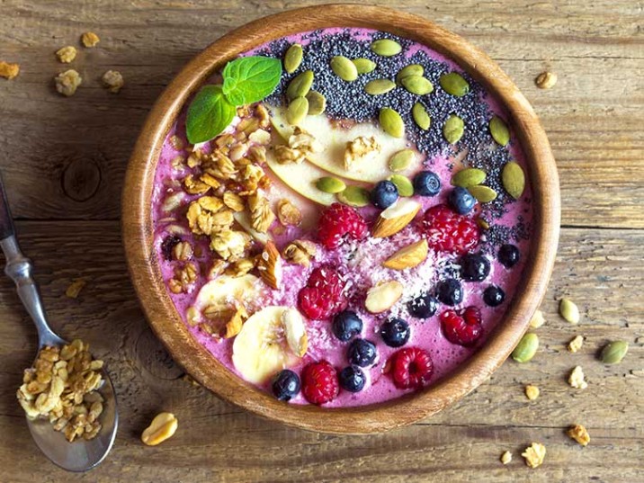 Smoothie Bowl mit Beeren, Mohn, Nüssen und Kernen