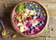 Smoothie Bowl mit Beeren, Mohn, Nüssen und Kernen