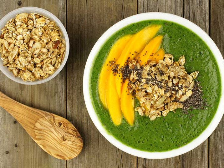 Smoothie Bowl mit Spinat, Mango und Müsli Smoothie Bowl mit Spinat, Mango und Müsli