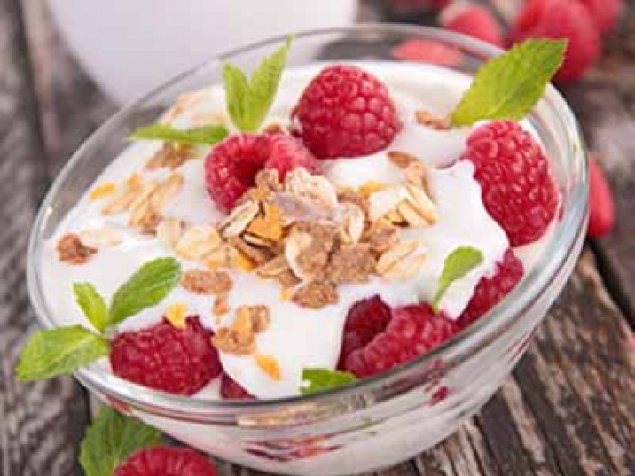 Sojajoghurt mit Himberen und Müsli Sojajoghurt mit Himberen und Müsli