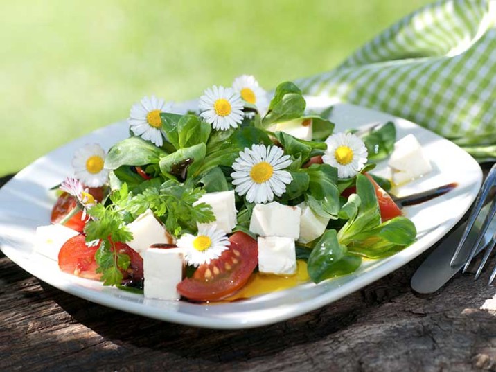 Sommersalat mit Tomaten und Feta