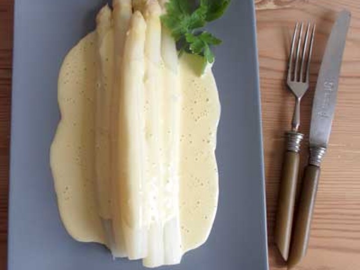 Spargel an selbstgemachter Hollandaise Spargel an selbstgemachter Hollandaise