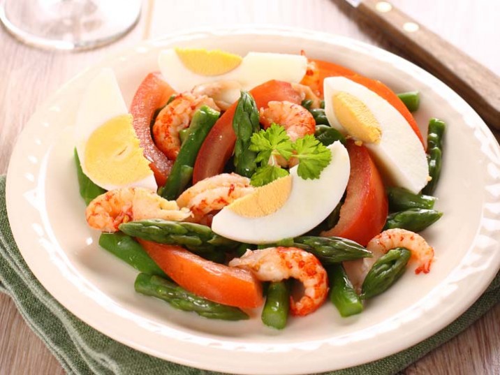 Spargelsalat mit Ei und Garnelen Spargelsalat mit Ei und Garnelen