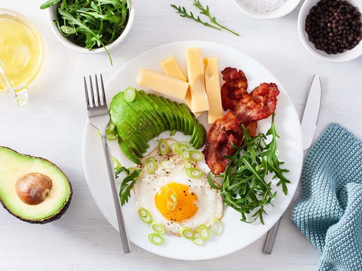 Spiegelei mit Avocado, Bacon und Käse Spiegelei mit Avocado, Bacon und Käse