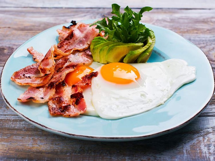 Spiegeleier mit Bacon, Avocado und Rucola Spiegeleier mit Bacon, Avocado und Rucola