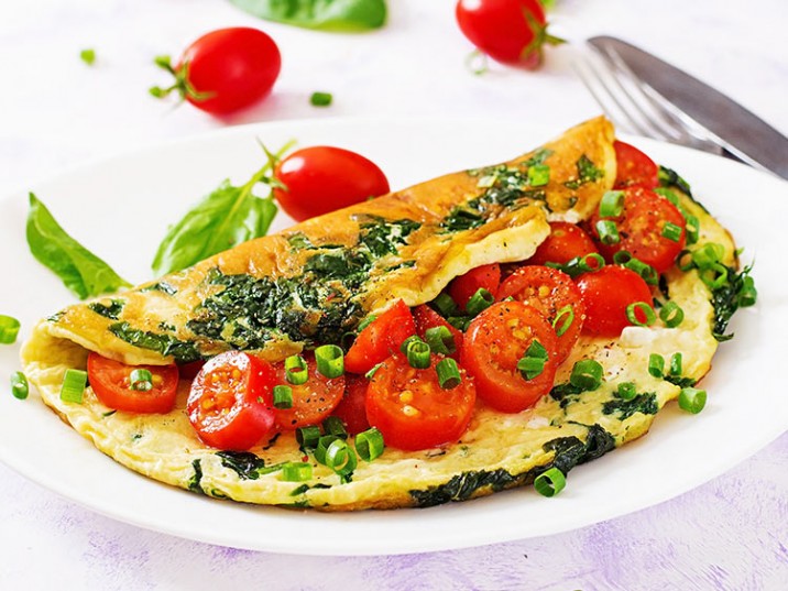 Spinat-Omelett mit Tomaten und Schnittlauch Spinat-Omelett mit Tomaten und Schnittlauch