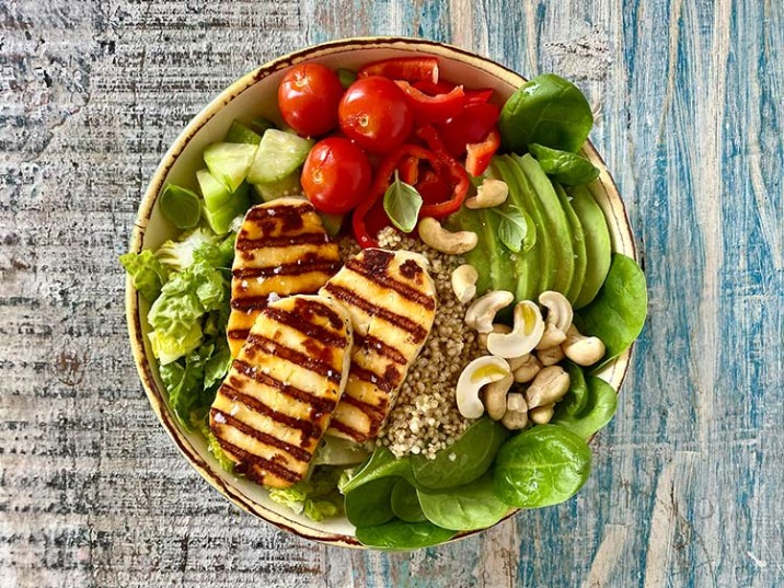 Spinatbowl mit Avocado, Cashewkernen und Halloumi