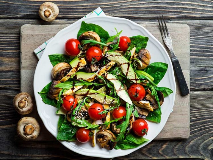 Spinatsalat mit Avocado und Hähnchenbrust Spinatsalat mit Avocado und Hähnchenbrust