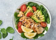 Spinatsalat mit Hähnchen, Avocado und Tomaten