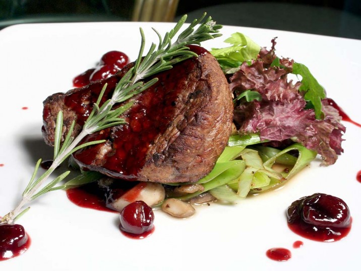 Steak auf Frühlingszwiebeln mit Kirschsauce Steak auf Frühlingszwiebeln mit Kirschsauce