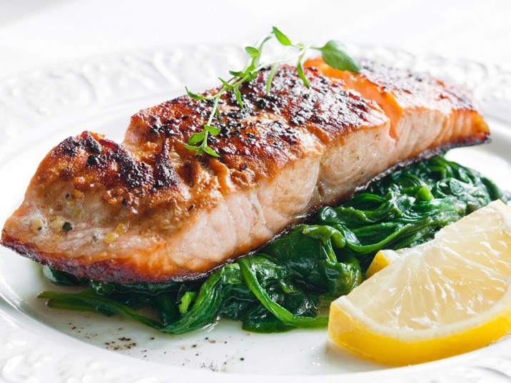 Süßes Lachsfilet auf Spinat Süßes Lachsfilet auf Spinat