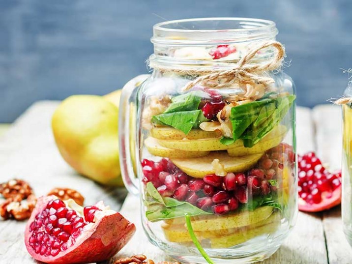 Sweet Meal Prep Salat mit Birne, Granatapfel und Nüssen Sweet Meal Prep Salat mit Birne, Granatapfel und Nüssen