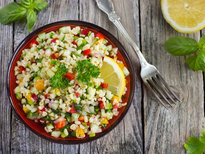 Tabbouleh - Arabischer Salat mit Bulgur, Paprika und Kräutern Tabbouleh - Arabischer Salat mit Bulgur, Paprika und Kräutern
