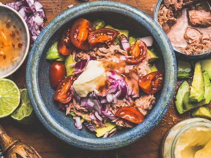 Thunfischsalat mit Avocado, Tomaten und Mayonnaise Thunfischsalat mit Avocado, Tomaten und Mayonnaise