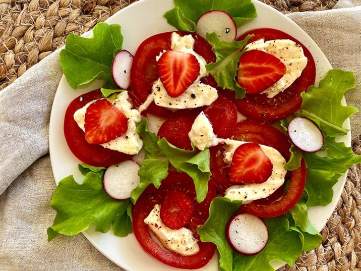 Tomate-Mozzarella mit Erdbeeren Tomate-Mozzarella mit Erdbeeren
