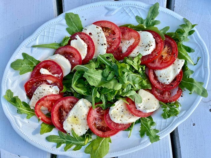 Tomate-Mozzarella mit Rucola - lowcarbrezepte.org