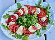 Tomate-Mozzarella mit Rucola