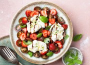 Tomaten-Erdbeer-Salat mit Mozzarella