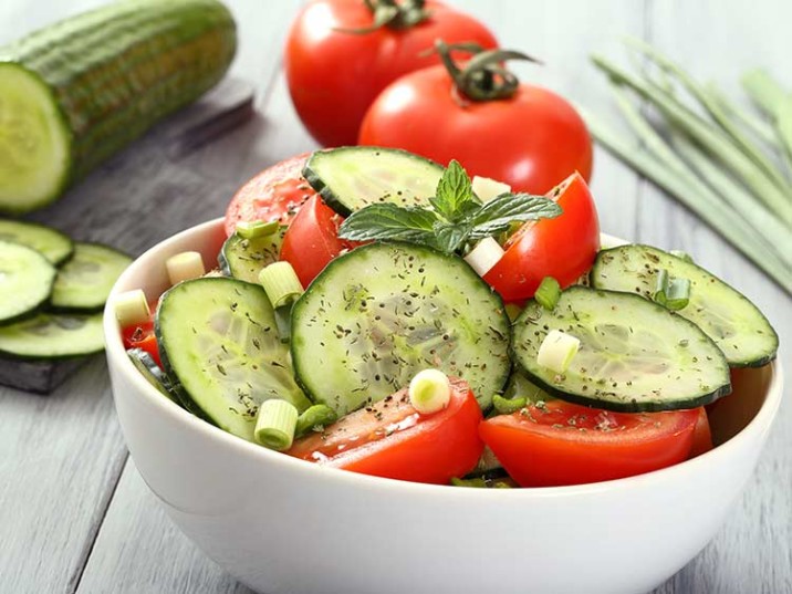 Tomaten-Gurken-Salat mit Kräutern