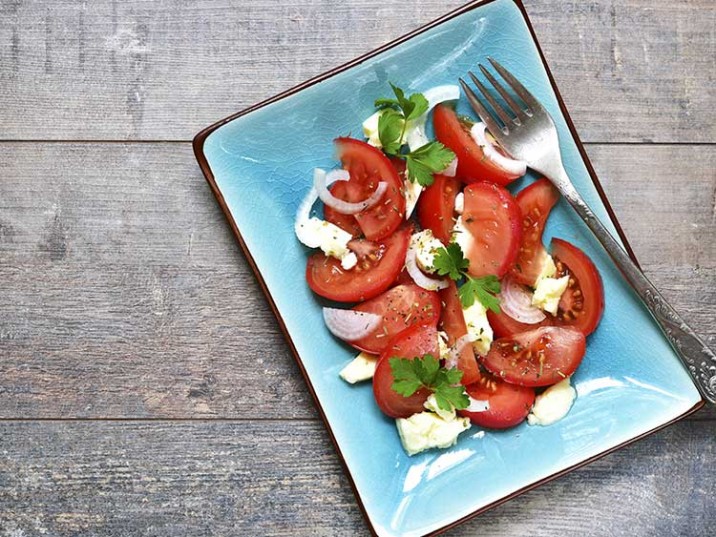 Tomaten mit Ziegenfrischkäse und Zwiebeln Tomaten mit Ziegenfrischkäse und Zwiebeln