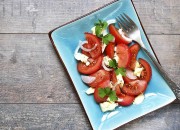 Tomaten mit Ziegenfrischkäse und Zwiebeln