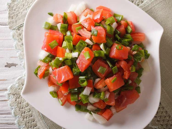 Tomaten Salat mit Frühlingszwiebeln und Avocadoöl