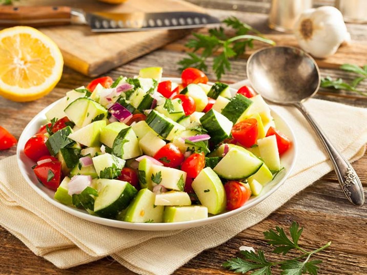 Tomaten Salat mit Gurke und Apfel