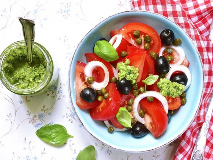Tomaten Salat mit Oliven, Kapern und Basilikumpesto Tomaten Salat mit Oliven, Kapern und Basilikumpesto