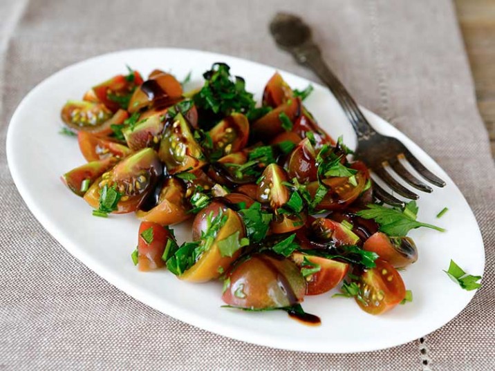 Tomatensalat mit Kräutern und Basilikum Tomatensalat mit Kräutern und Basilikum