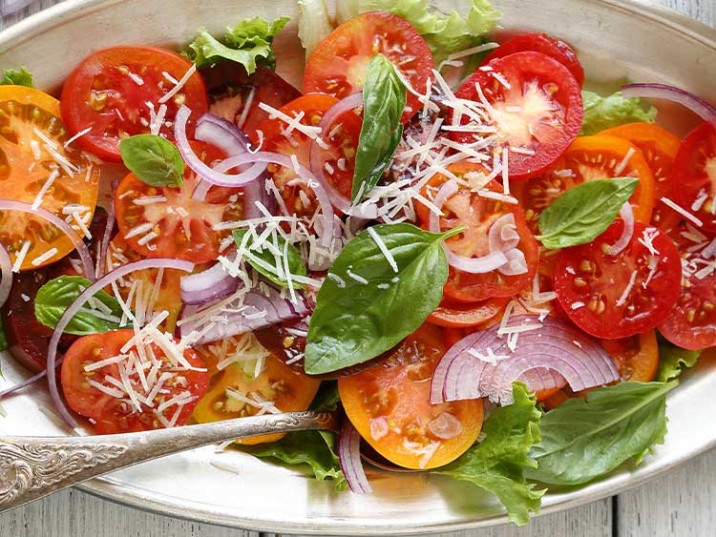 Tomatensalat mit Zwiebeln und Parmesan