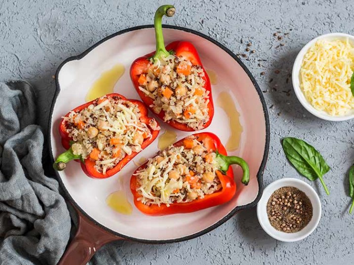 Überbackene Paprika mit Quinoa, Kichererbsen und Mozzarella