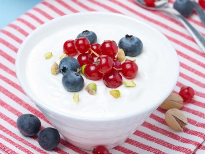 Vanillecreme mit Heidelbeeren und Johannisbeeren