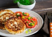 Vegetarische Gemüse-Steaks und Tomatensalat