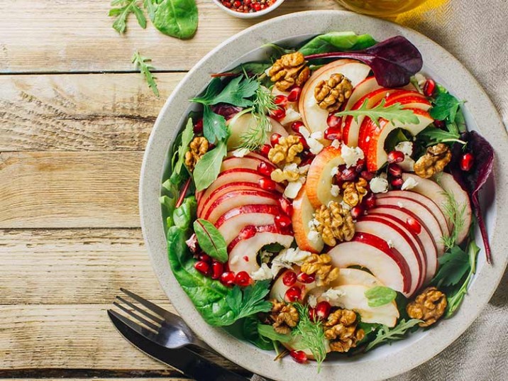 Vital Bowl mit Salat, Apfel, Granatapfel und Walnüsse Vital Bowl mit Salat, Apfel, Granatapfel und Walnüsse