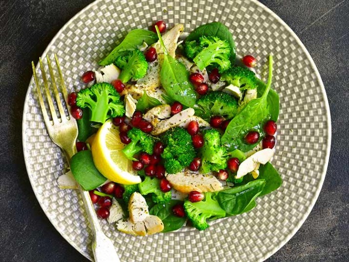 Vital Salat mit Hähnchen, Brokkoli und Granatapfel