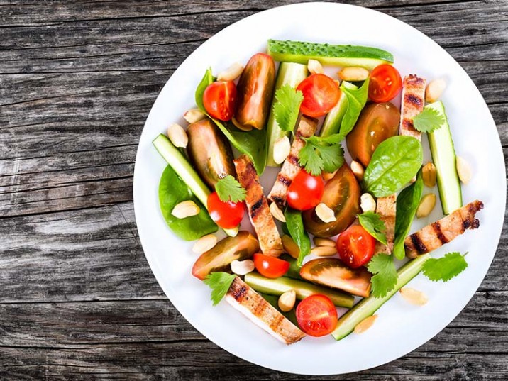 Vitaler Gemüse Salat mit Hähnchen und Nüssen