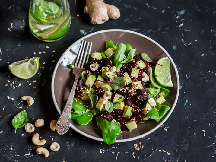 Vitaler Rote Bete Salat mit Avocado und Cashewkerne Vitaler Rote Bete Salat mit Avocado und Cashewkerne