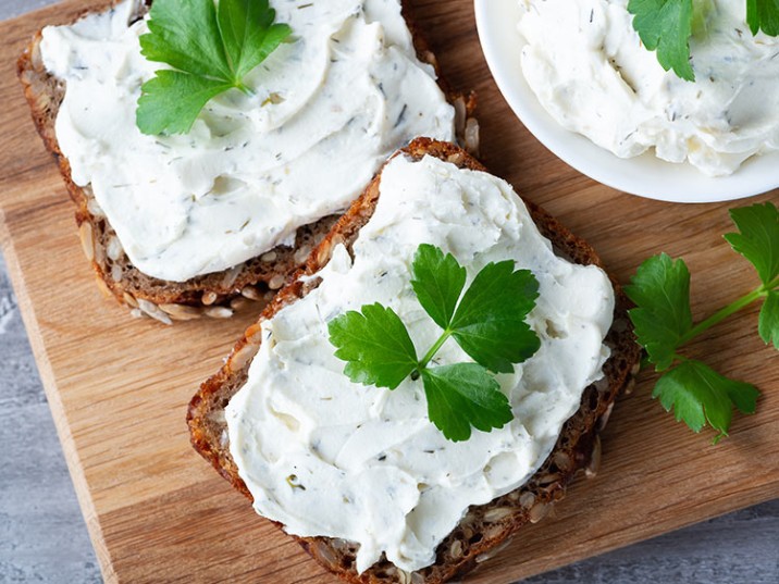 Vollkornbrot mit Frischkäse und Kräutern Vollkornbrot mit Frischkäse und Kräutern