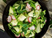 Wilder Gurkensalat mit frischen Erbsen und Radieschen