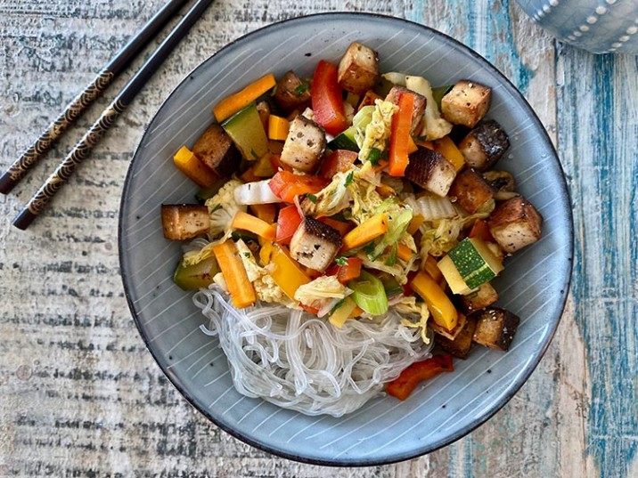 Wokgemüse mit Tofu und Konjak Nudeln Wokgemüse mit Tofu und Konjak Nudeln