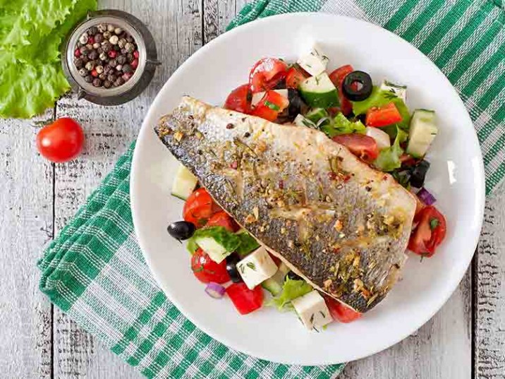 Wolfsbarschfilet auf griechischem Salat Wolfsbarschfilet auf griechischem Salat