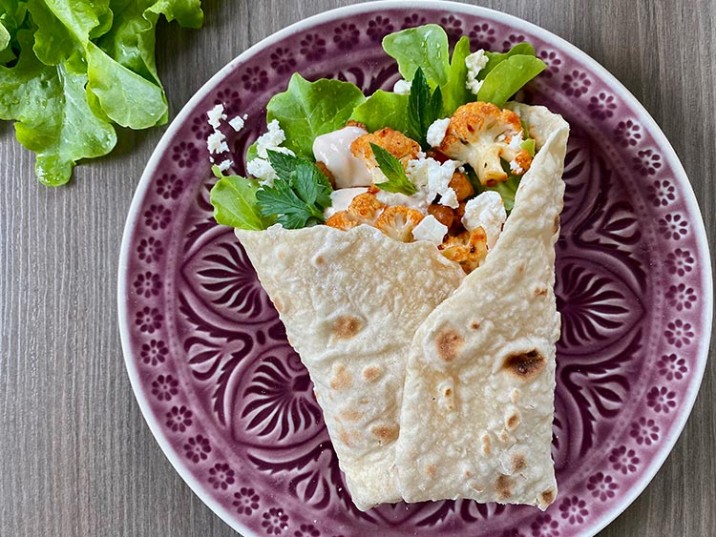 Wrap mit Salat, Blumenkohl und Feta