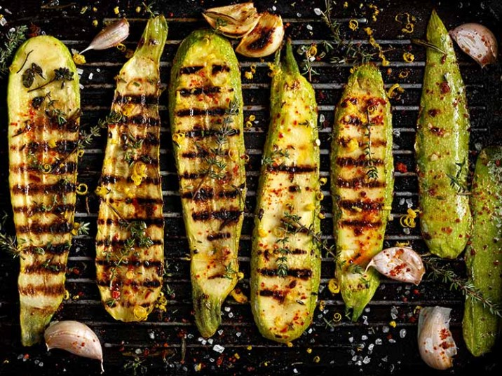 Würzige gegrillte Zucchini mit Kräutern Würzige gegrillte Zucchini mit Kräutern