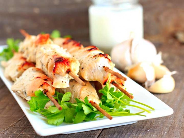Würzige Putenspieße mit Dipp Würzige Putenspieße mit Dipp