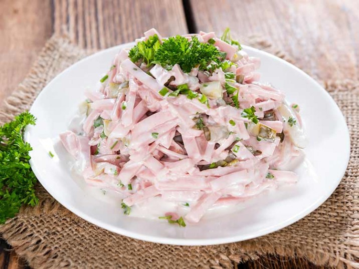 Wurstsalat mit Gurke und Petersilie Wurstsalat mit Gurke und Petersilie