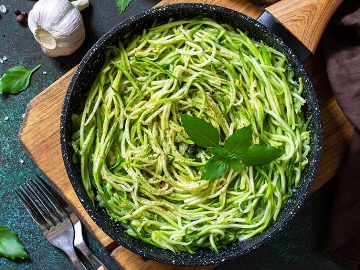 Zucchini-Nudeln mit Basilikum-Pesto