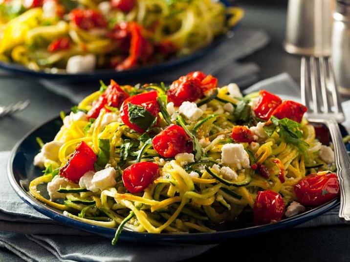 Zucchini-Nudeln mit Cherrytomaten und Feta - lowcarbrezepte.org